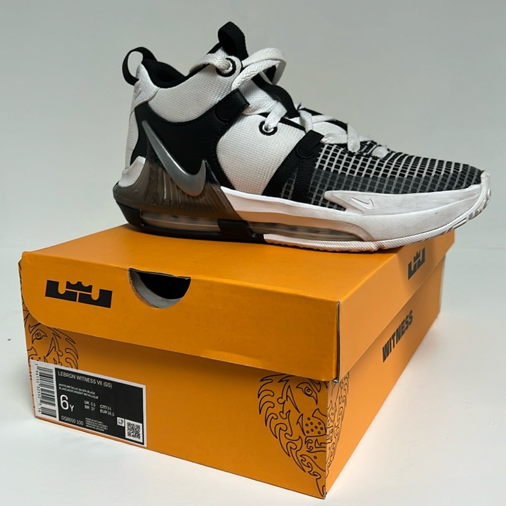 Nike basketball sneakers-Lebron Witness Youth Basketball Sneakers Size 6Y